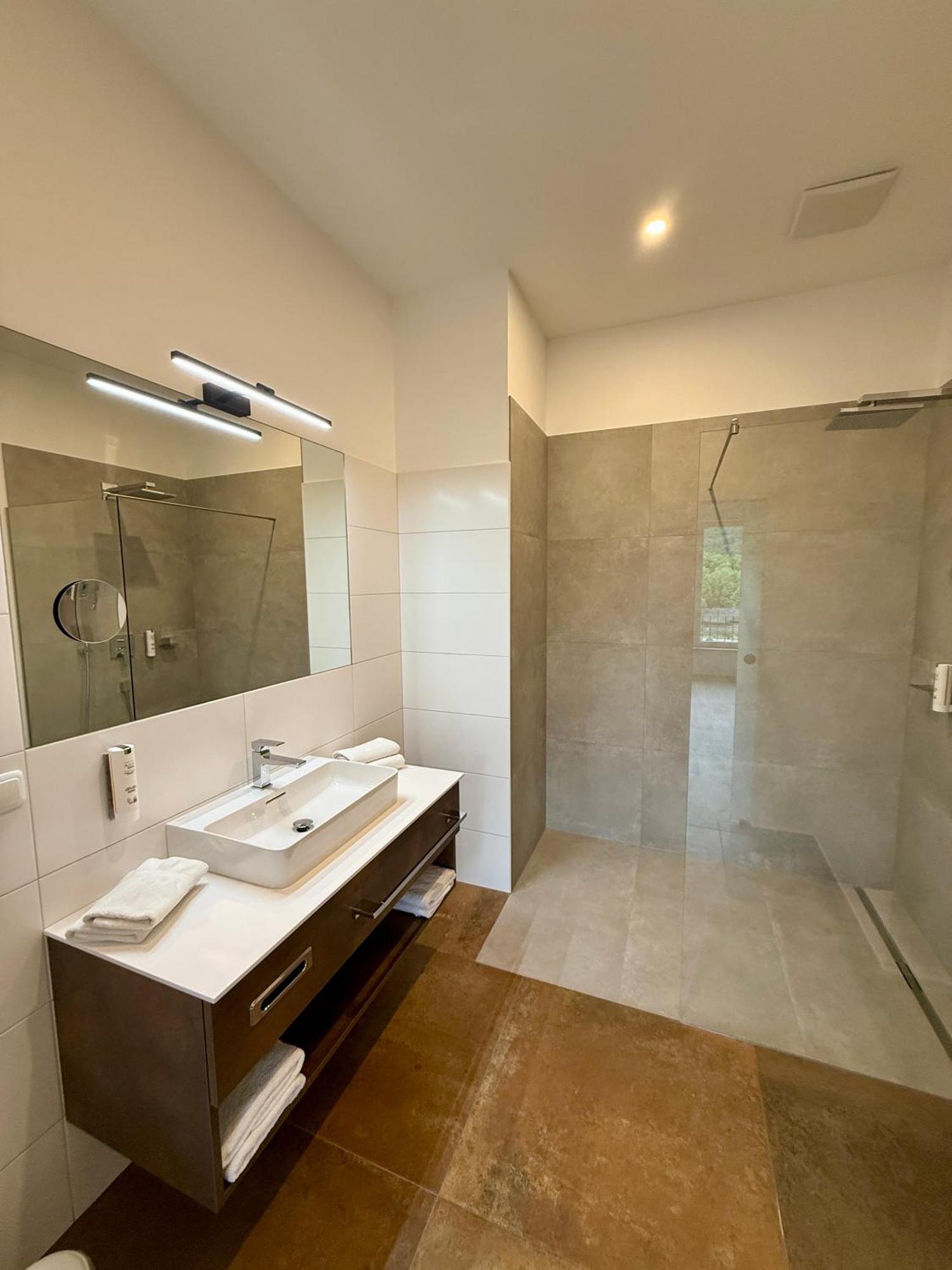 Seehotel Lilly Strobl Bagian luar foto